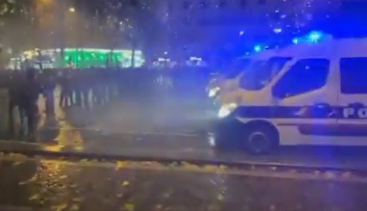 Нереди во Париз, навивачите бесот го истурија врз полицијата