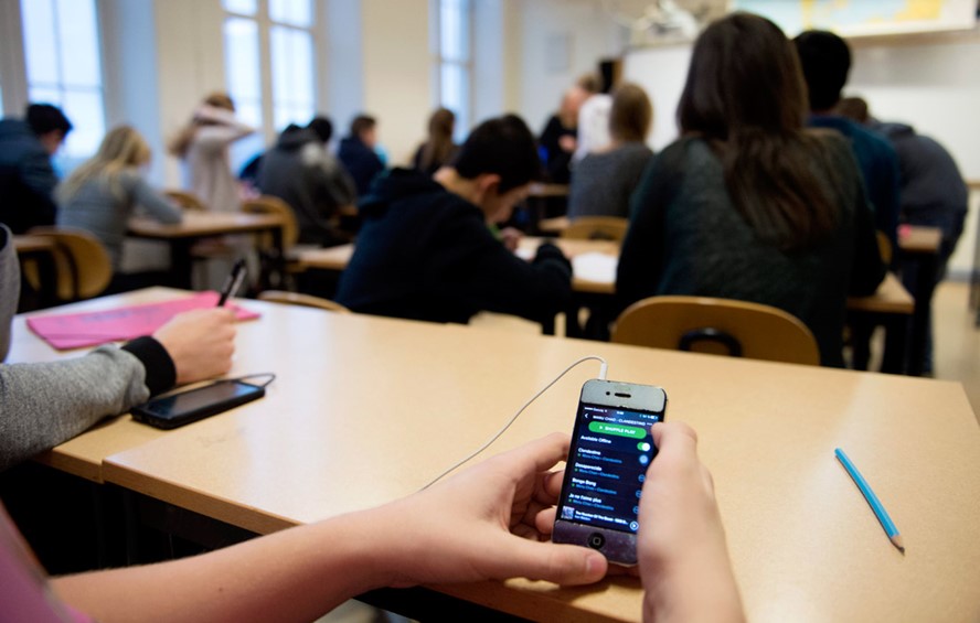 Холандија ги забрани мобилните телефони за време на училишните часови