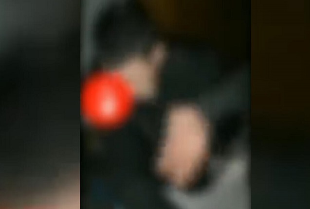 Насилници удираат и тепаат момче, му бараат пари и снимаат додека тоа залудно ги моли да го пуштат