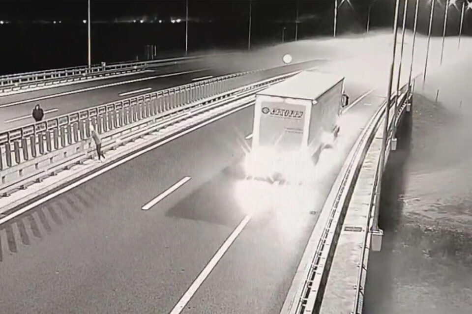 Морничава снимка од Пирот: Камион одел во рикверц на автопат, облакот амонијак голта се пред себе