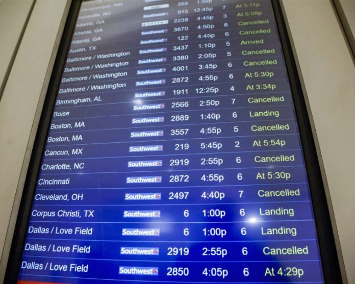 Бајден: Авиокомпаниите се одговорни за откажувањето на летовите во САД