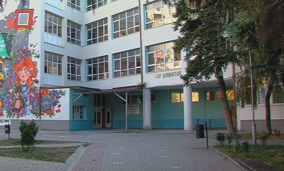 Кога ќе начека помала група ученици им го покажува половиот орган: Манијак во училишниот двор на скопското основно училиште „Димитар Миладинов“