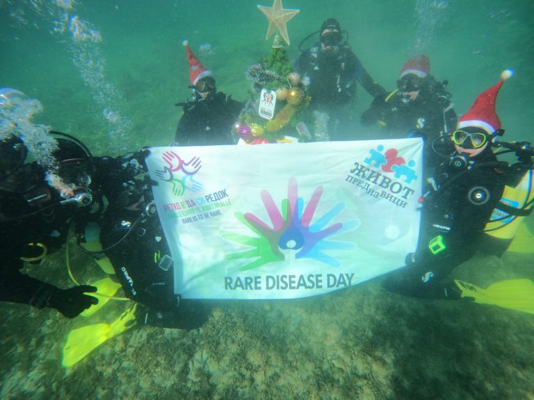 Нуркачите од „Амфора” ја накитија подводната елка во Охридското Езеро