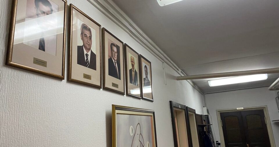 Портретите од поранешните градоначалници Арсовска ги закачила над тоалетите, за да не ги гледа во салата