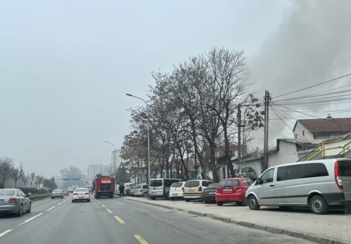 Пожар на Пластичарска, се гаси со три противпожарни возила