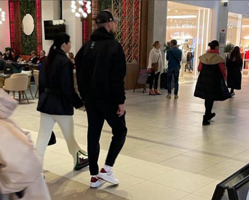 И ја прости аферата: Aна Рајковиќ со сопругот гушнати во шопинг центар