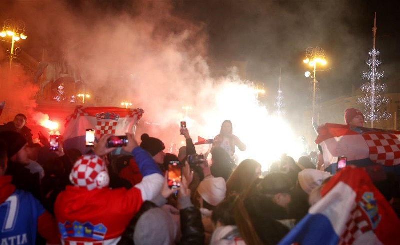 Загреб во пламен: Илјадници навивачи излегоа на улиците да ја прослават бронзата на Мундијалот