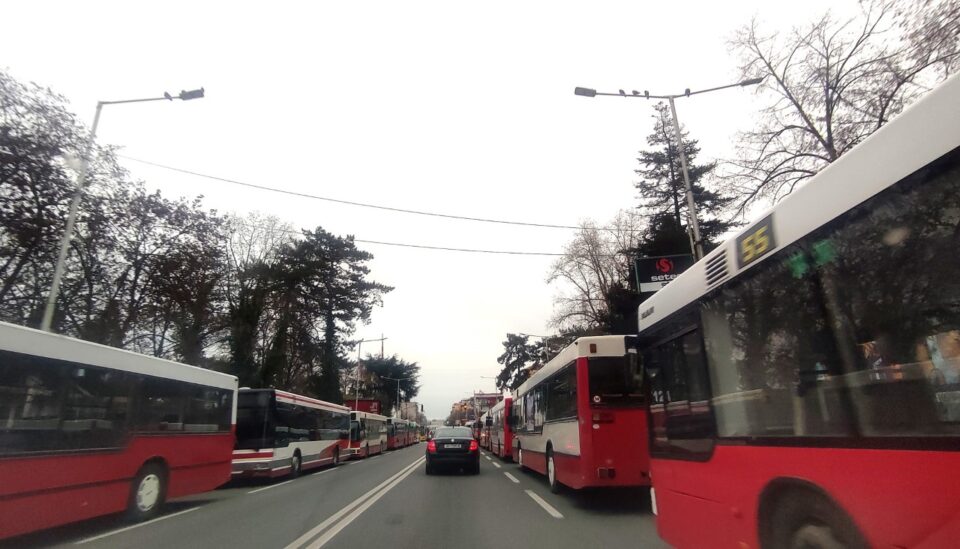 Превозниците ги паркираа автобусите на Илинденска, бараат средба со Арсовска, од понеделник радикализација на протестите