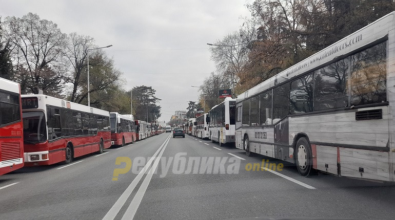 Продолжуваат блокадите на превозниците, автобуси од 10 часот ќе има само на „Илинденска“
