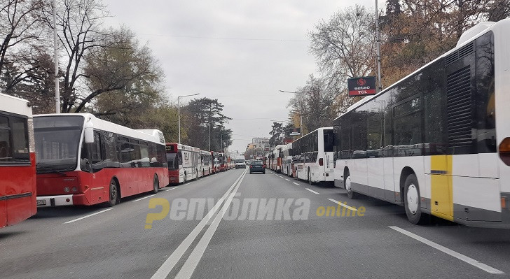 Мицкоски со решение за јавниот превоз во Скопје: Наместо за матни зделки на тајните средби Арсовска и Ковачевски нека побараат попуст за милионскиот договор за нафта каков имале сите претходно и ќе има пари за превозниците