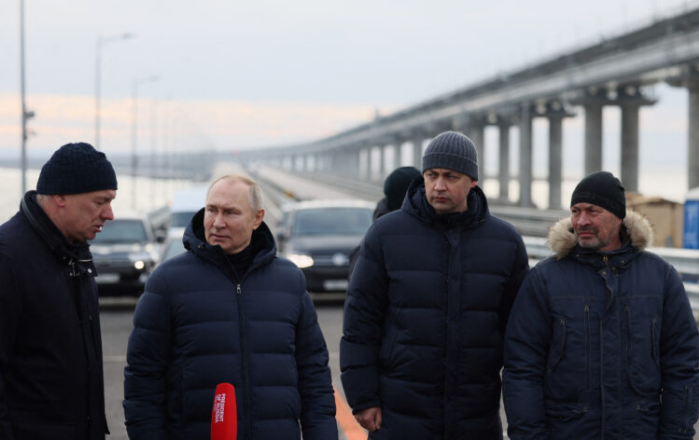 Ја испробуваше неговата издржливост: Путин со Мерцедес се возеше по нападнатиот Кримски мост