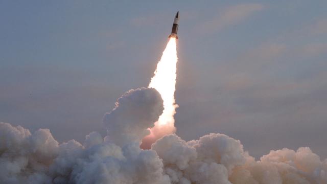 Северна Кореја тестираше балистичка ракета во пресрет на самитот Јужна Кореја-Јапонија