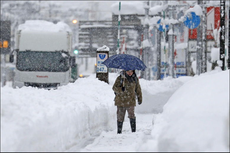 Најмалку 17 загинати и над 90 повредени во рекордните снежни врнежи во Јапонија