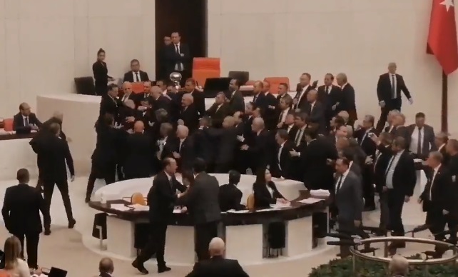 Тепачка во турскиот парламент поради буџетот, еден пратеник заврши на реанимација
