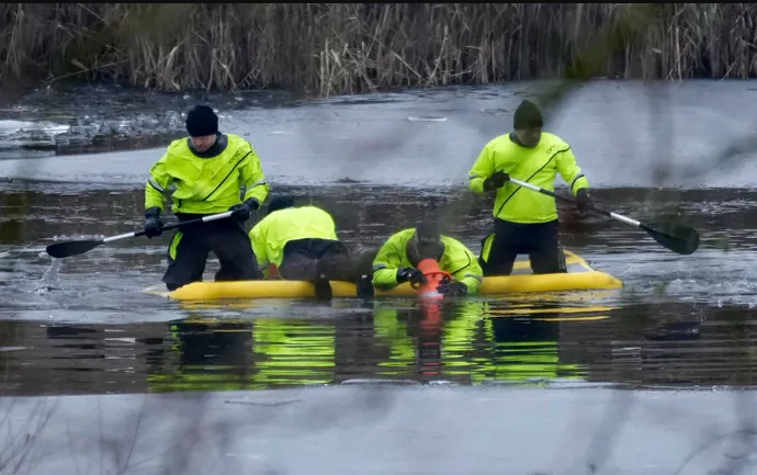 Три деца се удавиле во замрзнато езеро во Англија, едно се бори за живот, а две се исчезнати