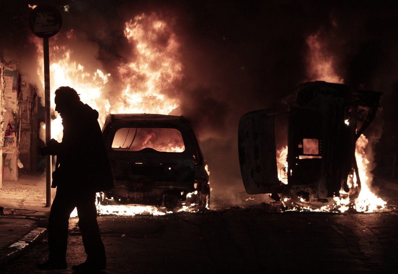 Со молотов коктел запален автомобилот на дипломатка од италијанската амбасада во Атина