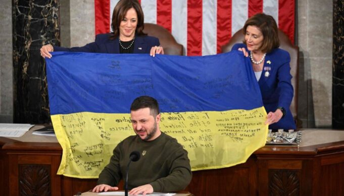 „Слава Украини“ се скандираше во американскиот Сенат, Бајден на Зеленски му порача: Не ве оставаме сами