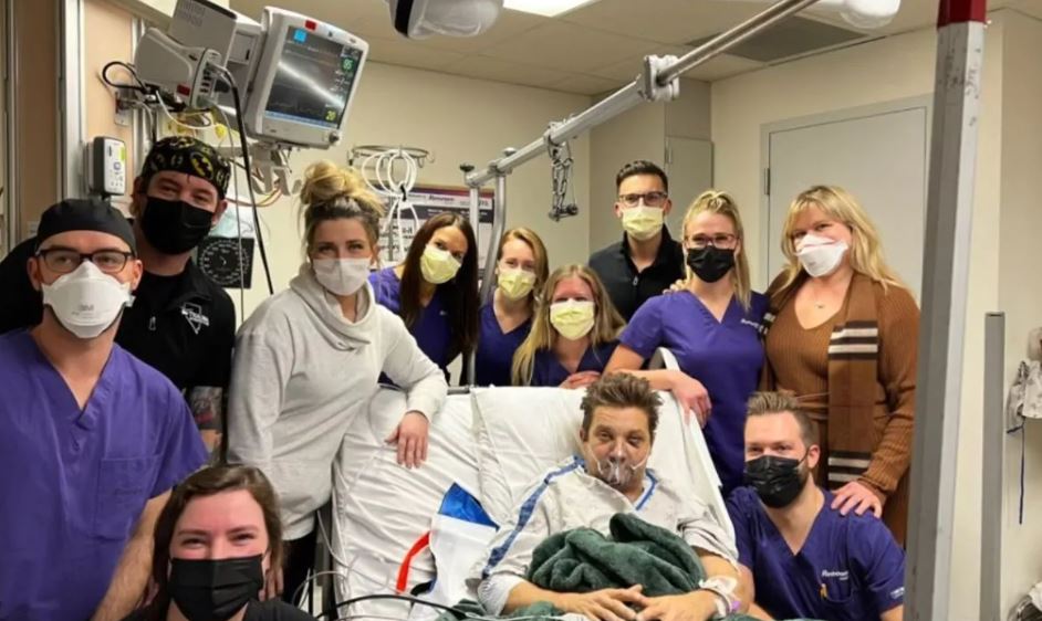 Џереми Ренер пуштен од болница по сериозните повреди