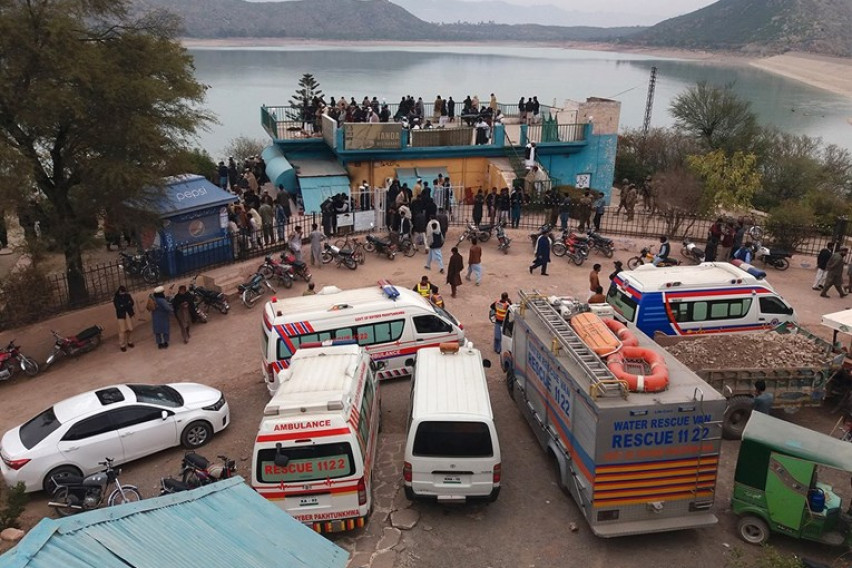Најмалку десет деца загинаа при превртување на чамец на езеро во Пакистан