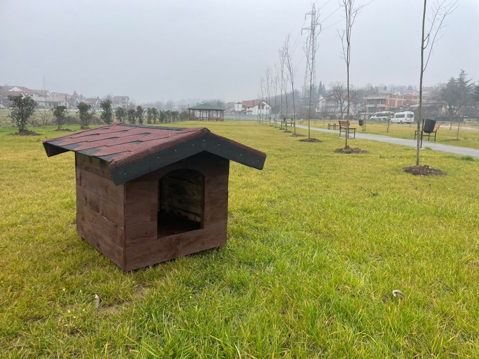 Општината Гази Баба постави куќички за бездомни кучиња