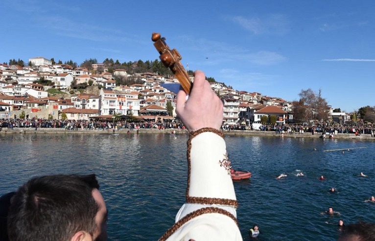За Водици во Охрид, покрај бројните охриѓани учество пријавиле и голем број верници од други градови на Македонија