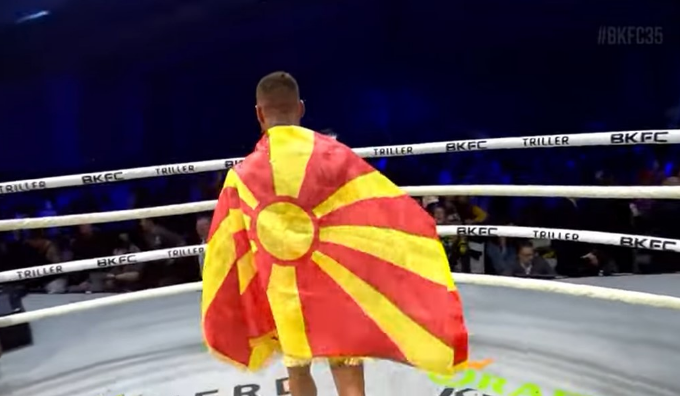 „Македонски народе, одиме по светска титула!“: Гого Славески го развиори македонското знаме по новата голема победа
