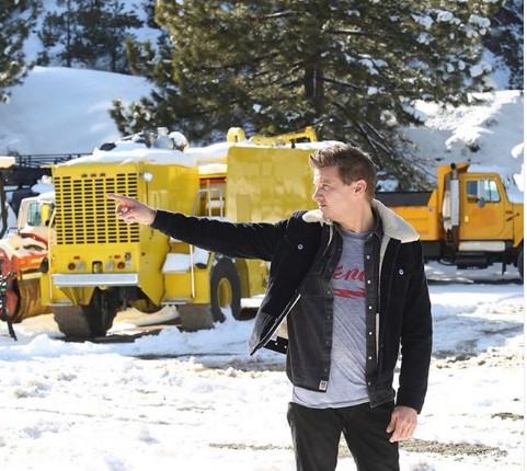 Актерот Џереми Ренер во „критична но стабилна“ состојба откако се повредил додека чистел снег