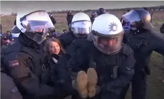 Приведена па ослободена Грета Тунберг во протест против проширување на рудник за јаглен