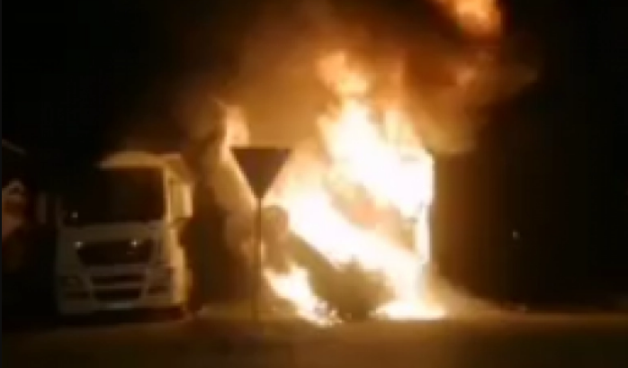 Автомобил се забил во камион па експлодирал, двајца загинале: Објавена снимка од стравична сообраќајка во Нови Сад