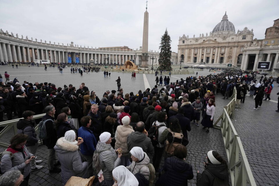 Започна оддавањето почит на папата Бенедикт во Ватикан