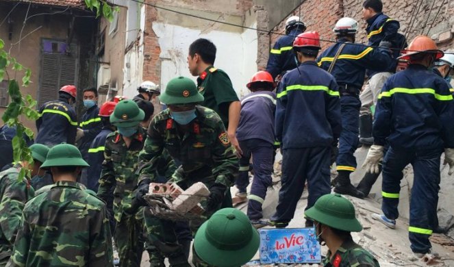 Спасувачи во Виетнам втор ден се обидуваат да ослободат момче заглавено во бетонски столб