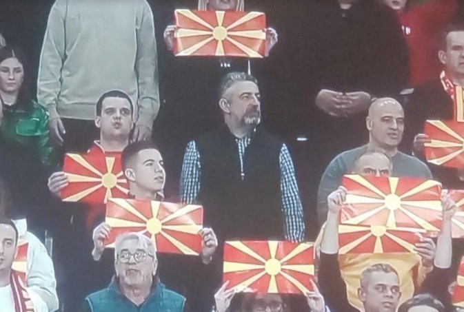 Само Ковачевски и Зечевиќ не држат македонски знамиња