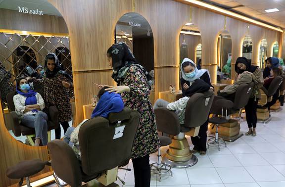 Талибанците дале ултиматум од 10 дена да се затворат сите салони за убавина во Авганистан