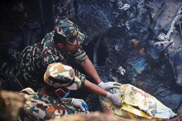 Смртниот биланс од авионската несреќа во Непал се зголеми на 70 лица, се трага по уште две