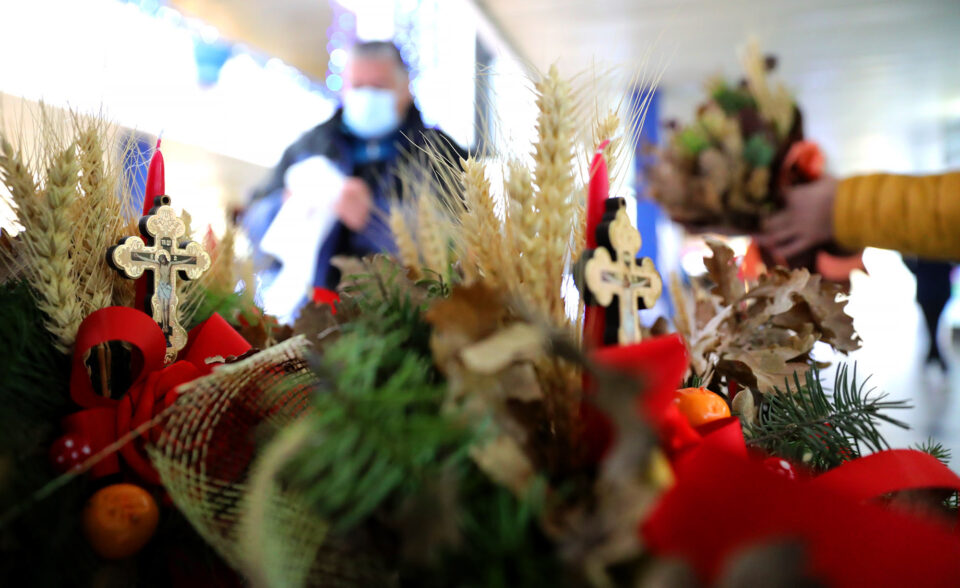 Ден пред големиот празник Божик: Православните христијани го слават Бадник
