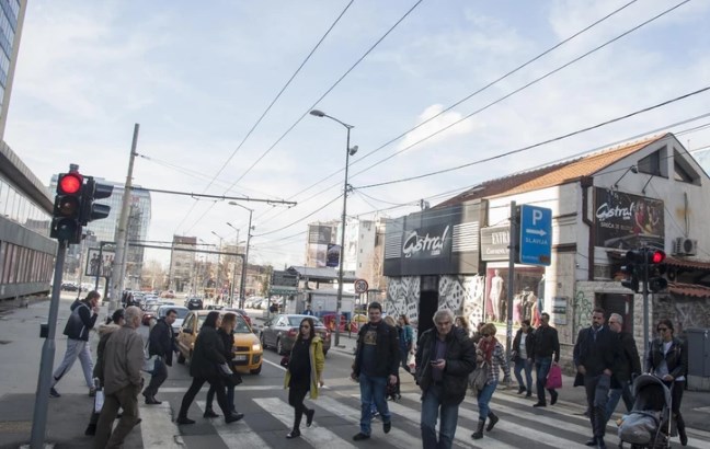 Нов закон за сообраќај во Србија: Пешаците кога зборуваат на мобилен ќе мораат да го држат лактот блиску до телото, нема гушкање со друг пешак на тротоар