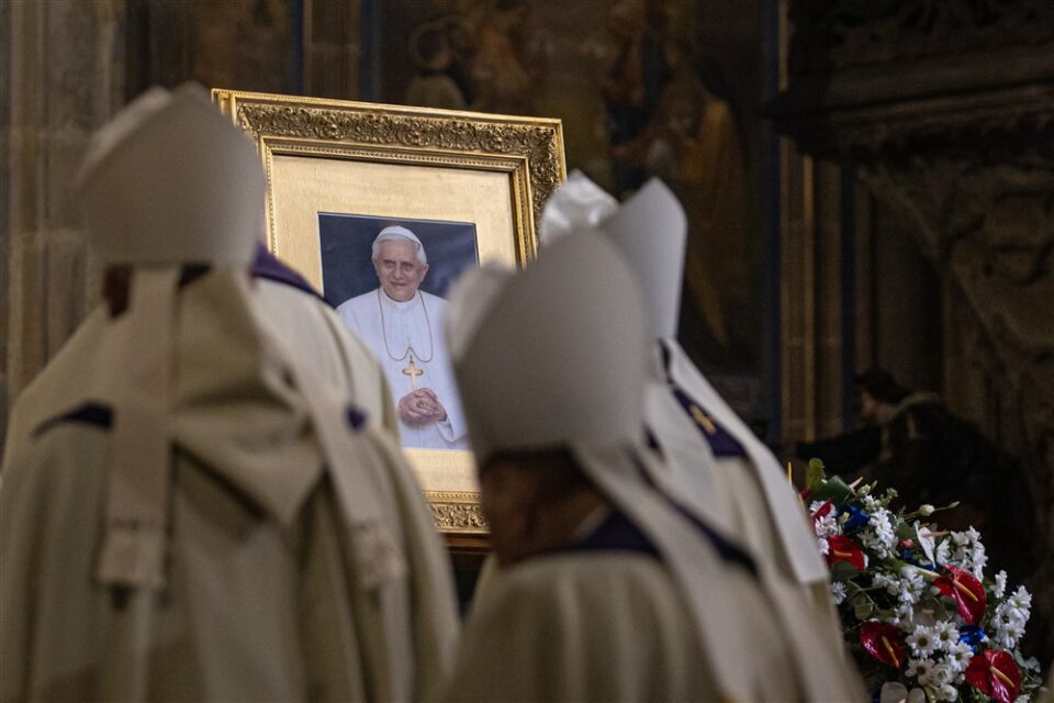 Делегација на МПЦ-ОА ќе присуствува на погребот на папата Бенедикт Шеснаесетти