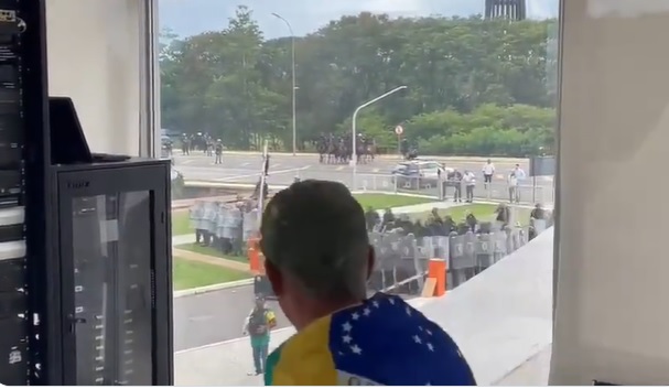 Демонстрантите кршеа прозори и мебел во Конгресот во Бразил