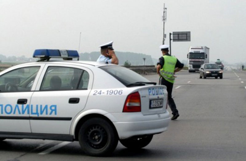 Дрогиран Македонец возел автобус со 9 мигранти во Бугарија, полицијата ги уапсила!