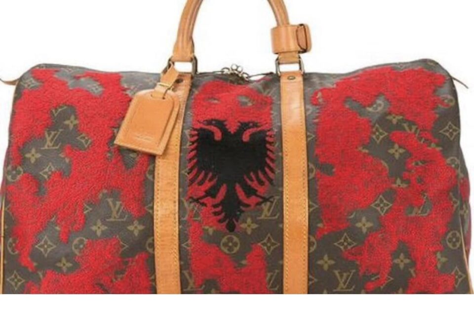 „Луј Витон“ создаде чанта со албанското знаме, чини 9.900 долари