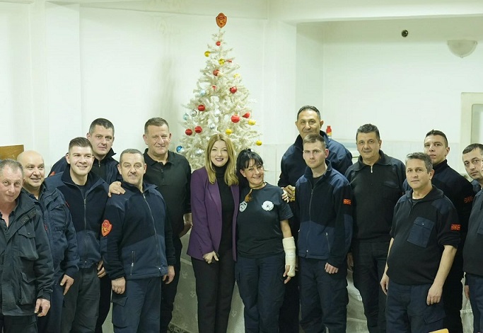 Данела Арсовска ја дочека Нова година на гости кај скопските пожарникари