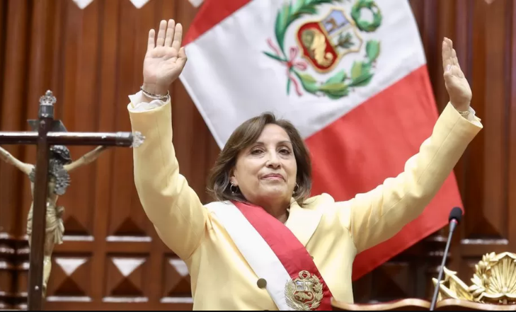 Претседателката на Перу и се извини на нацијата поради загинатите во протестите, се соочува со обвинение за геноцид
