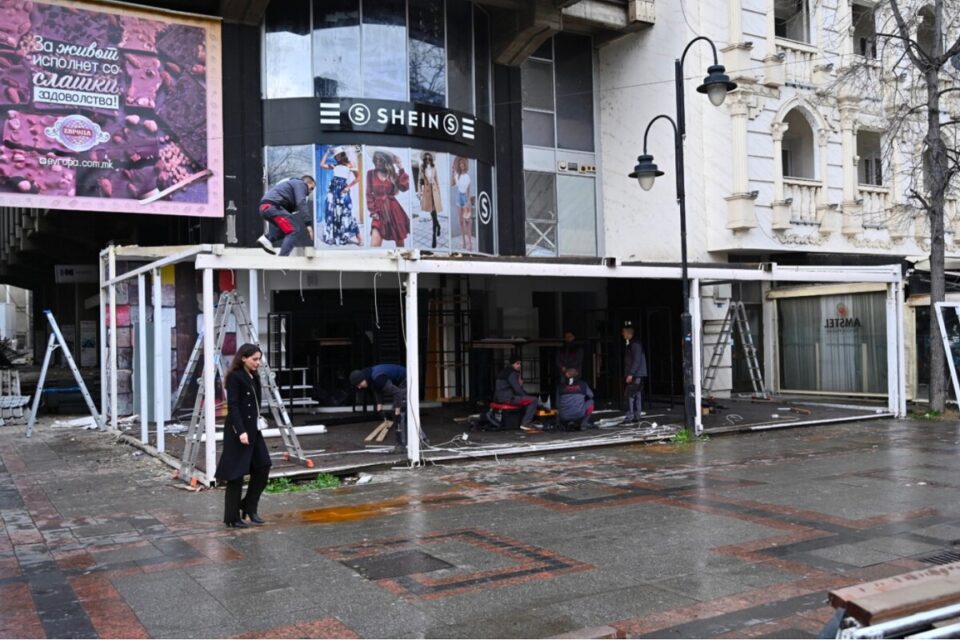 Сопственикот на бутикот „Шејн“ на улица „Македонија“ самиот ја отстранува дивоградбата