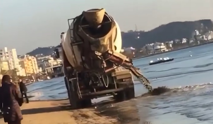 На плажа во Драч бетонска мешалка истура малтер во морето
