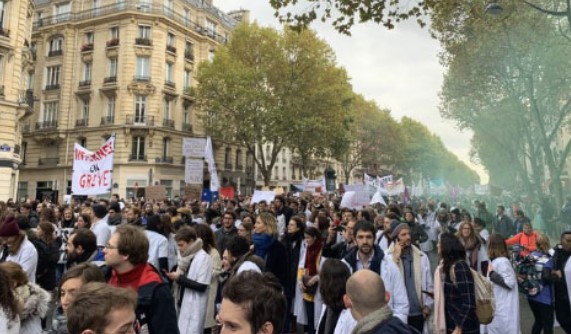 Штрајкови во Франција, полицијата предупредува за сериозен ризик од насилство по улиците