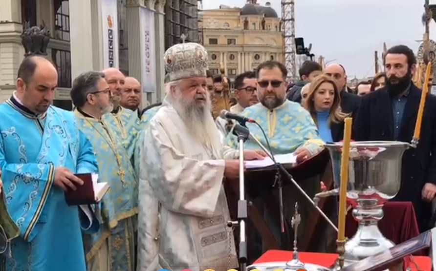 Во живо: Положување на Светиот крст во водите на Вардар во Скопје