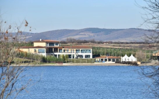 Ѓоковиќ во вилата во Војводина има и приватно езеро