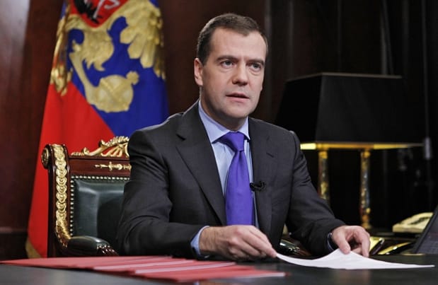 Очигледно е дека на Макрон му штетело дружењето со Зеленски, вели Медведев