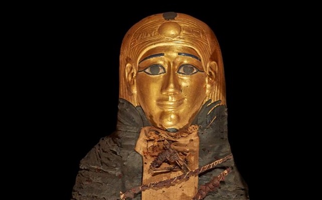 Во египетска мумија од момче пронајдено златно срце, десетици амајлии и стихови од Книгата на мртвите
