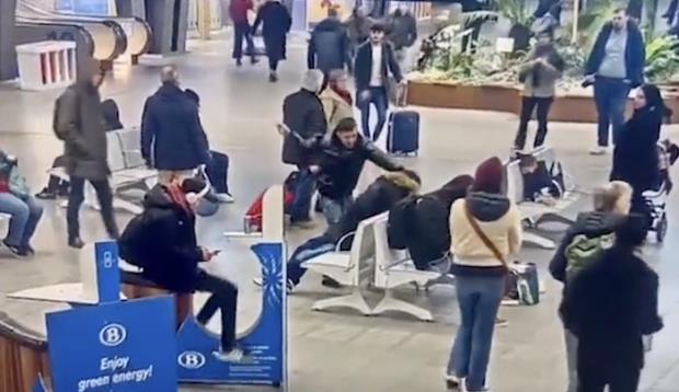 Маж извадил месарски нож и почнал да боде луѓе на железничката станица во Брисел
